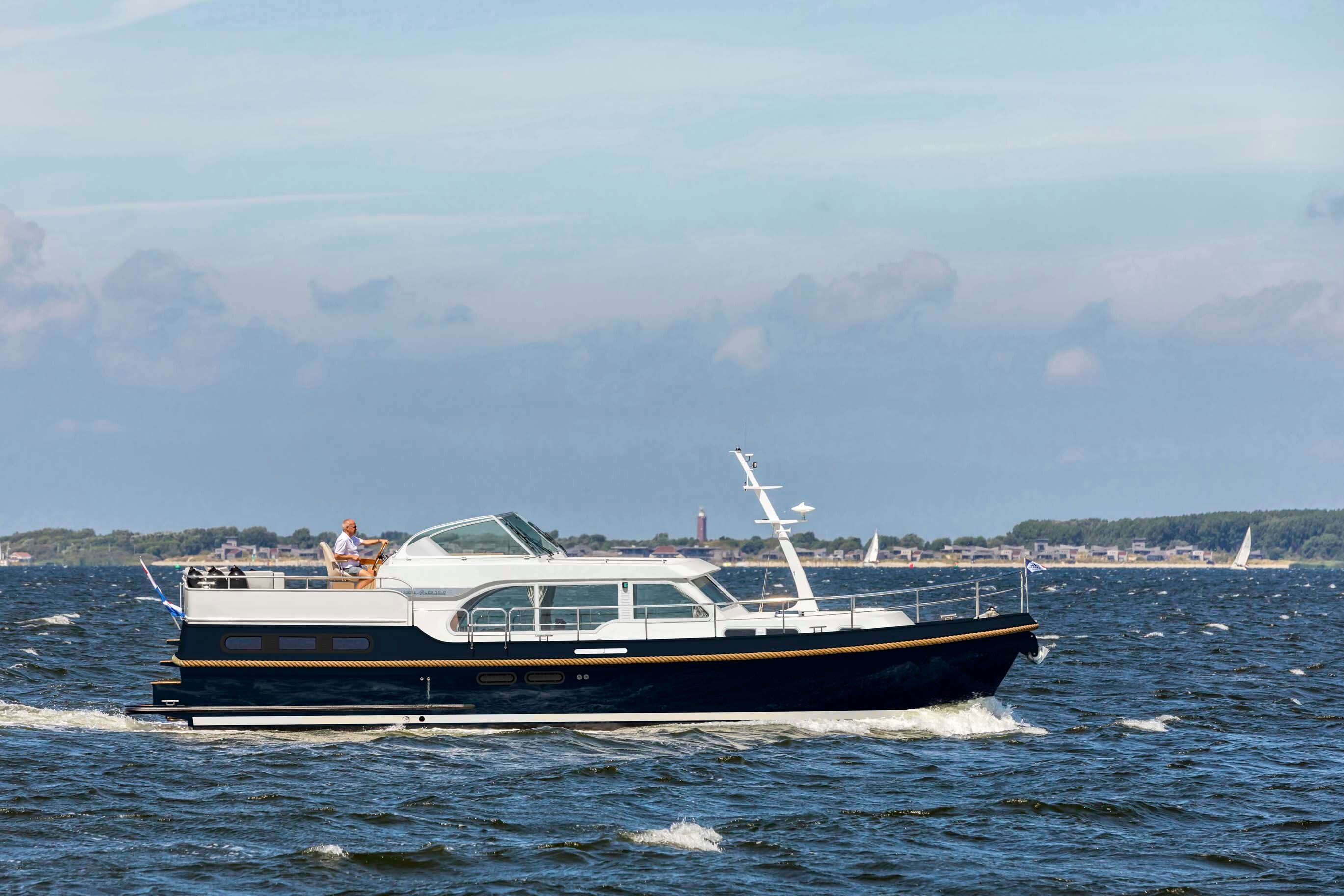 linssen-45-ac-intero-eggshell-white-blue-hull-r3