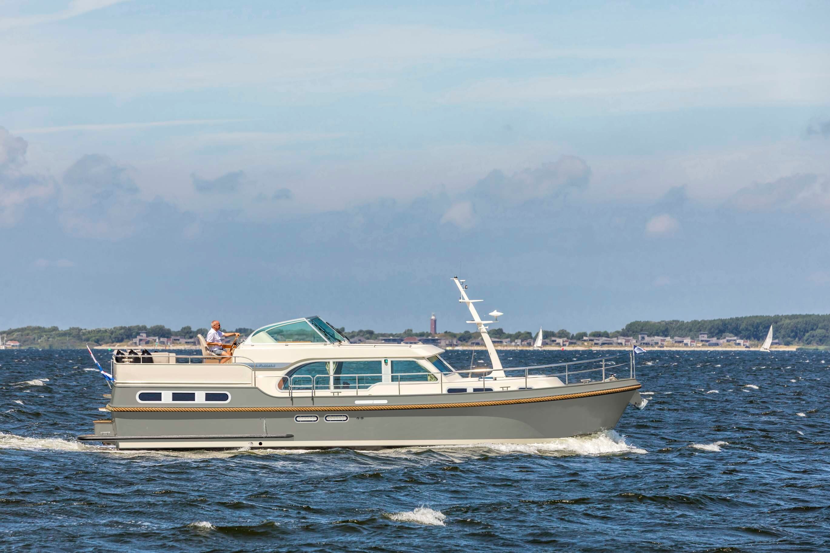 linssen-45-ac-intero-eggshell-white-green-hull
