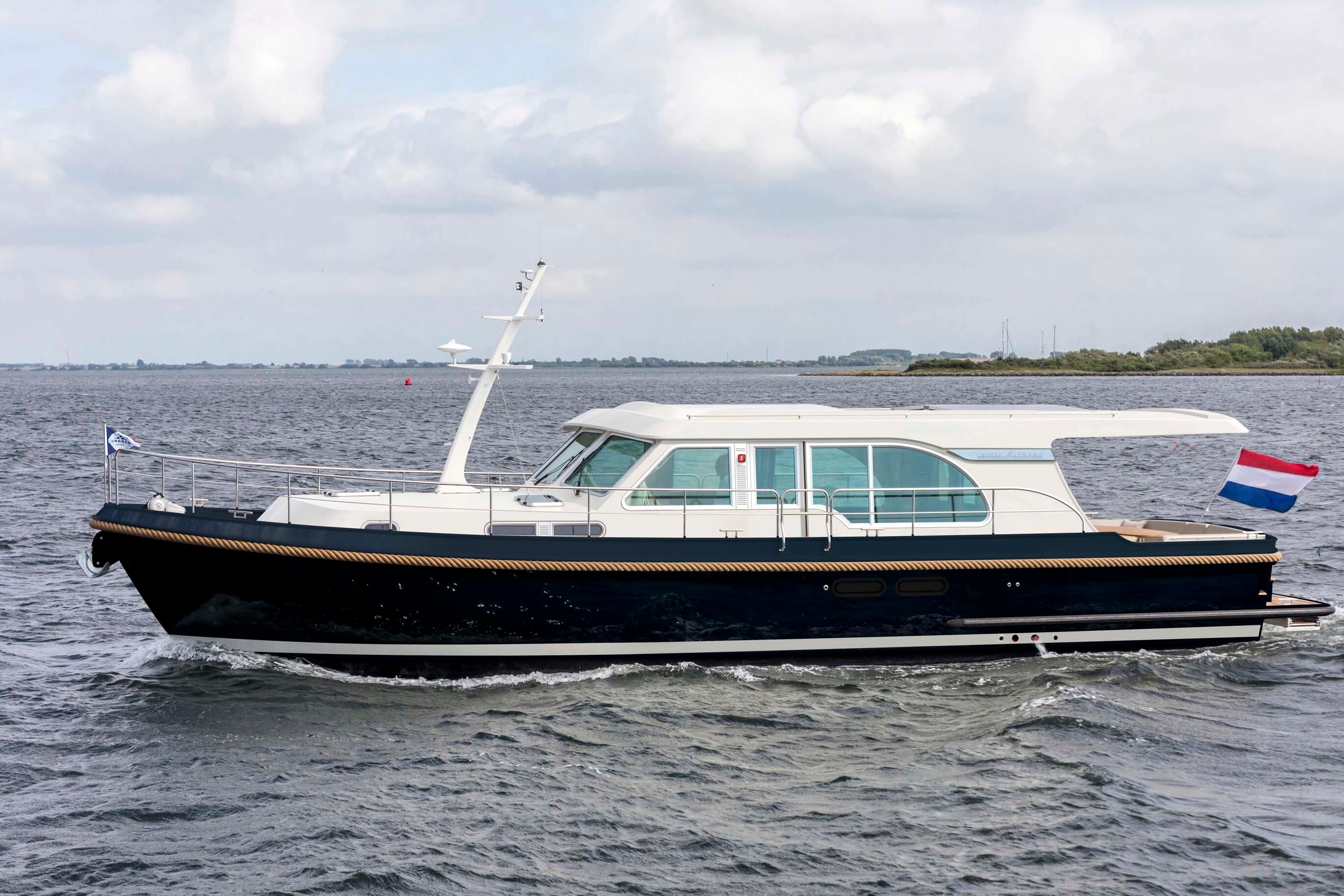 linssen-45-sedan-intero-eggshell-white-blue-hull