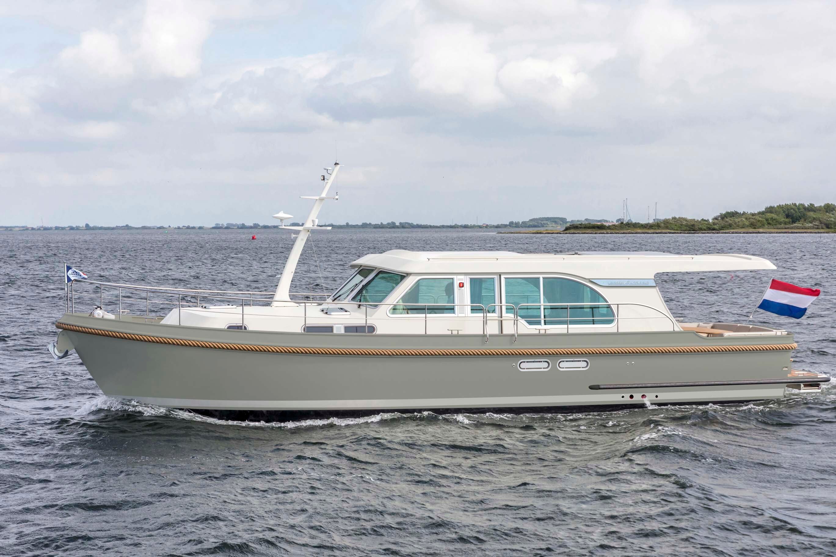 linssen-45-sedan-intero-eggshell-white-green-hull