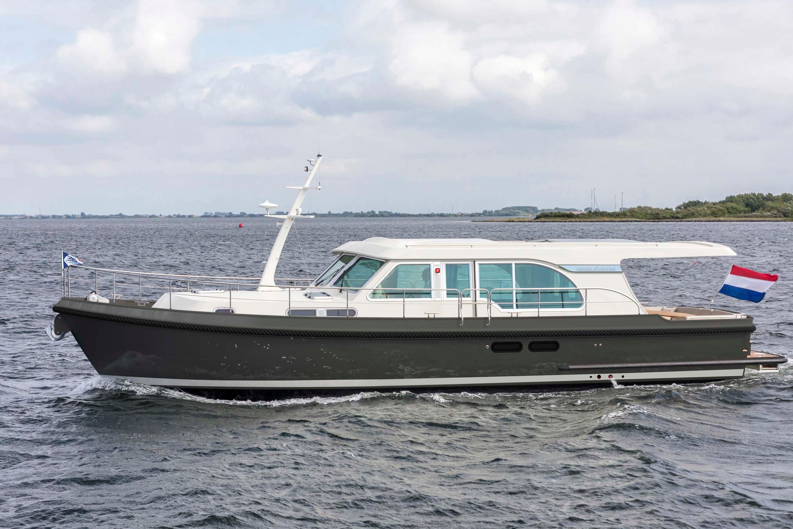 linssen-45-sedan-intero-eggshell-white-grey-hull