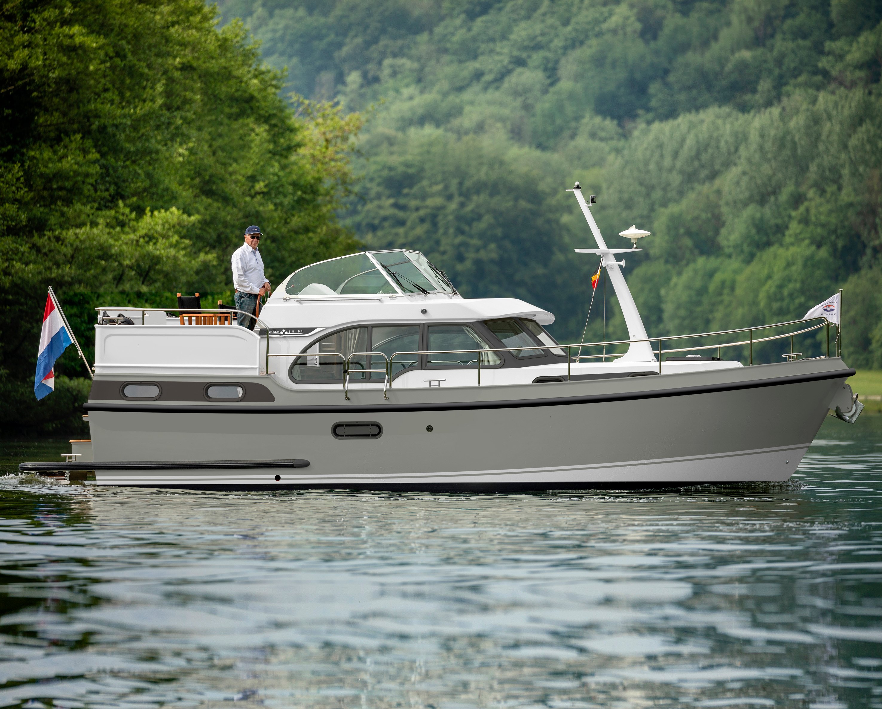 Linssen-30-SL-AC-pms415
